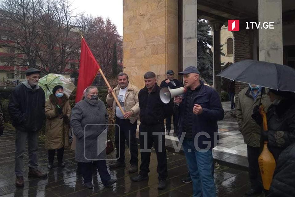 Члены "Коммунистической партии" и общества "Сталинистов" собрались в Гори в связи с днем рождения Сталина