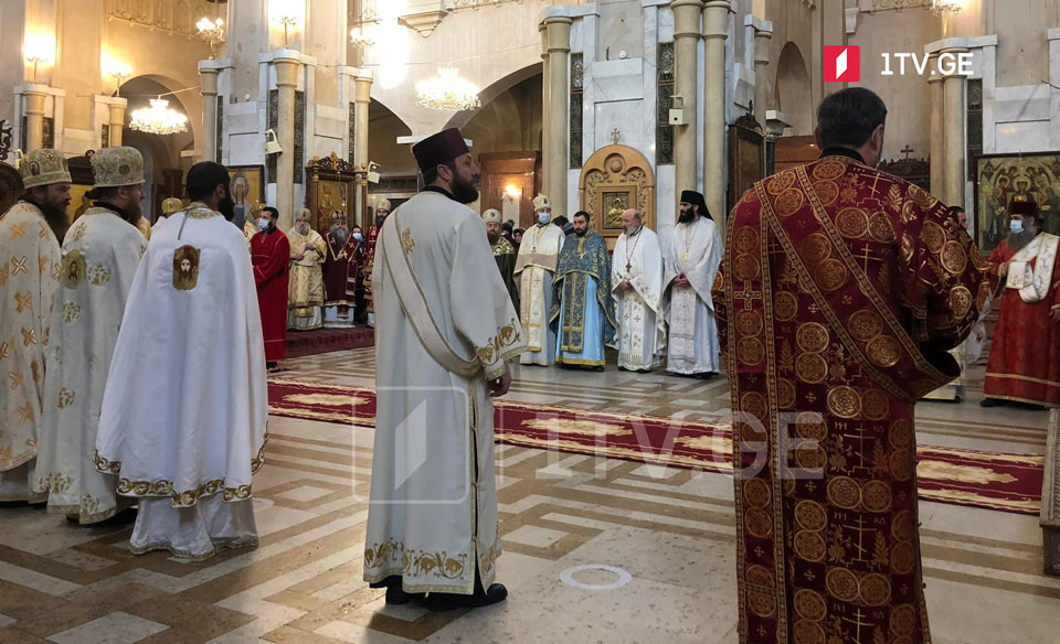 В соборе Святой Троицы проходит торжественное богослужение в честь 44-й годовщины интронизации Илии II