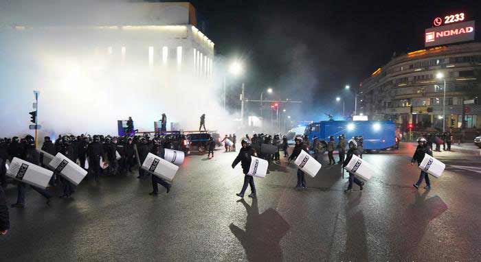 Демонстранты попытались ворваться в административное здание в Актобе, полиция применила слезоточивый газ для их разгона