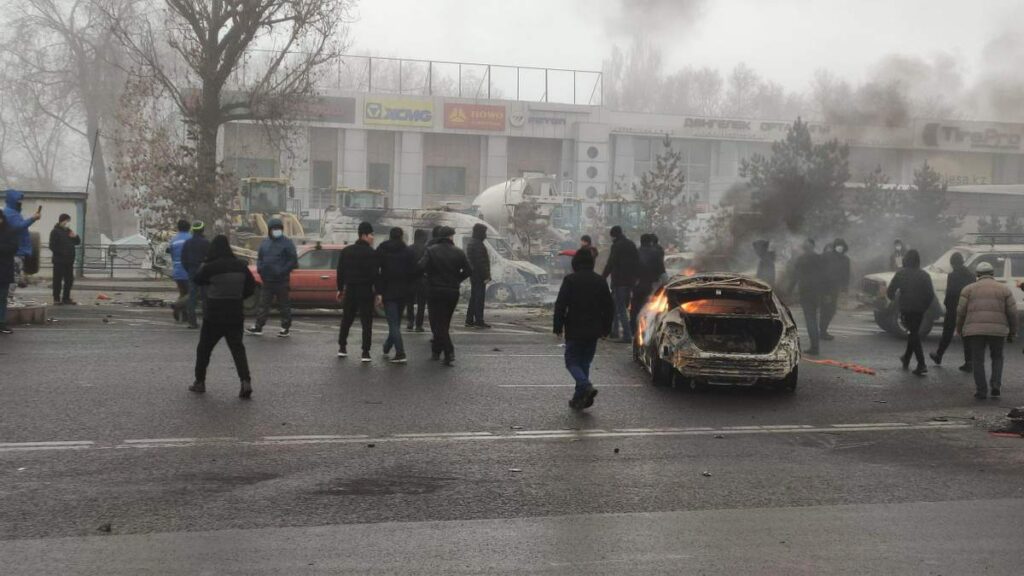 Almatıda ötən gecə ərzində hüquqmühafizəçilər yüzə qədər insan yaxaladılar