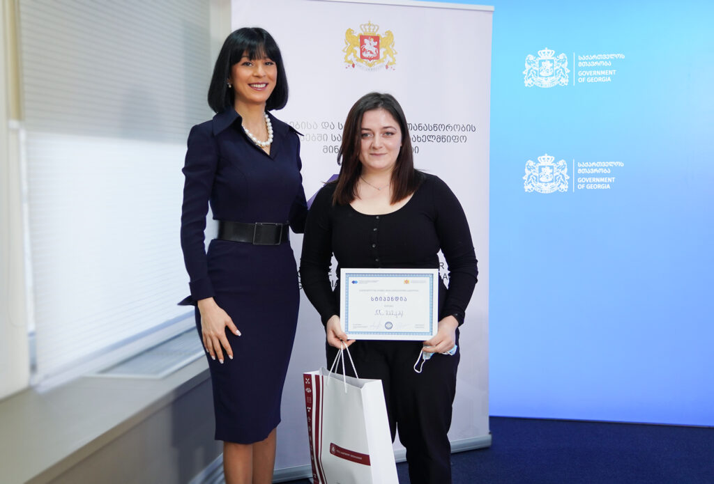 Тея Ахвледиани вручила стипендию имени Коста Хетагурова отличившейся студентке из оккупированного Цхинвальского региона