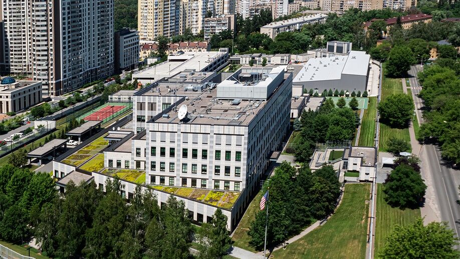 FoxNews - Госдеп вывозит членов семей сотрудников посольства США из Украины