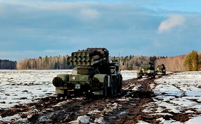 В Минобороны России заявляют, что подразделения Южного и Западного военных округов начали возвращаться к месту дислокации