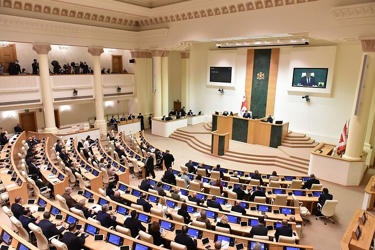 Парламент прекратил депутатские полномочия Кахи Кучава, Бадри Джапаридзе, Шалвы Нателашвили и Элене Хоштария