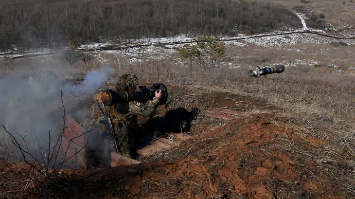 Ukrayna mediasının məlumatına görə, ötən gecə Donbasda iki ukraynalı hərbçi həlak olub, dördü isə, yaralanıb