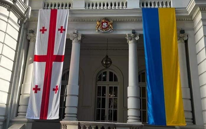 Во дворце Орбелиани вывесили флаги Грузии и Украины
