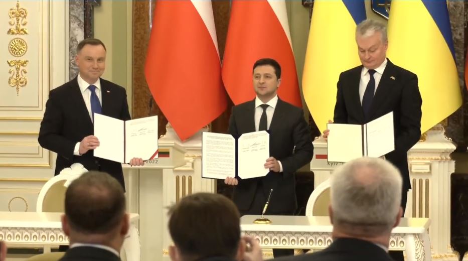 Президенты Польши, Литвы и Украины подписали совместную декларацию о том, что Украина заслуживает статуса кандидата в члены ЕС