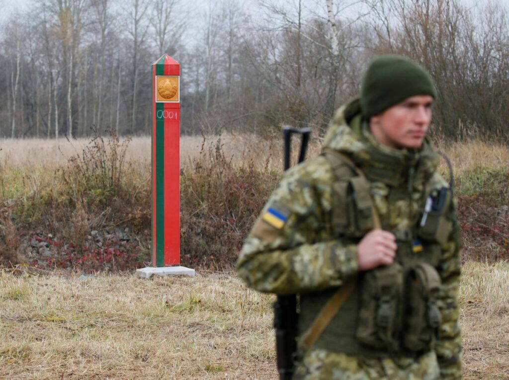 Ուկրաինայի սահմանապահ ծառայությունը հայտնում է, որ ռուսական ուժերը ծանր զինատեսակներով հարձակվել են Ուկրաինայի վրա Ռուսաստանի և Բելառուսի տարածքներից