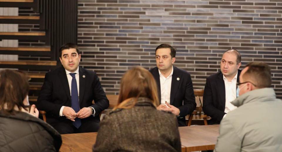 Шалва Папуашвили и депутаты посетили граждан Украины в Грузии