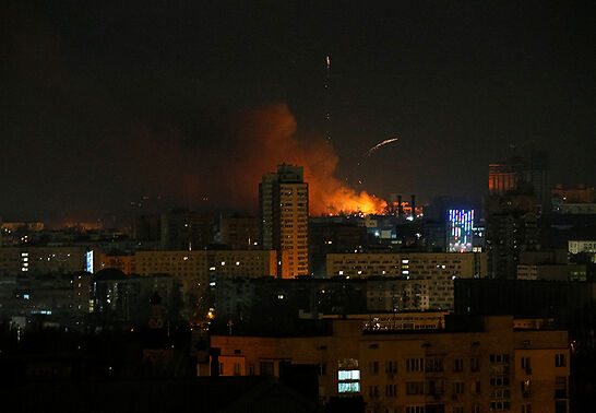 По данным СМИ, в нескольких местах Киева слышны взрывы и стрельба
