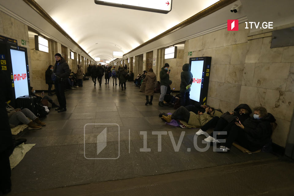 Kiyevdə metro işini dayandırdı və indi ondan insanların sığınacağı kimi istfadə olunur