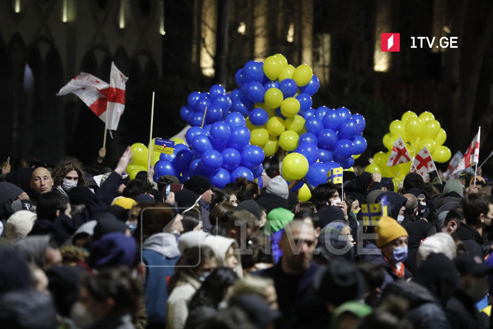 У парламента проходит акция в поддержку Украины [фото]