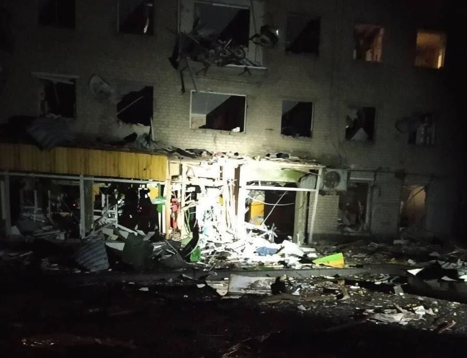 Шесть человек погибли в результате авиаудара по жилому дому в украинском городе Изюм