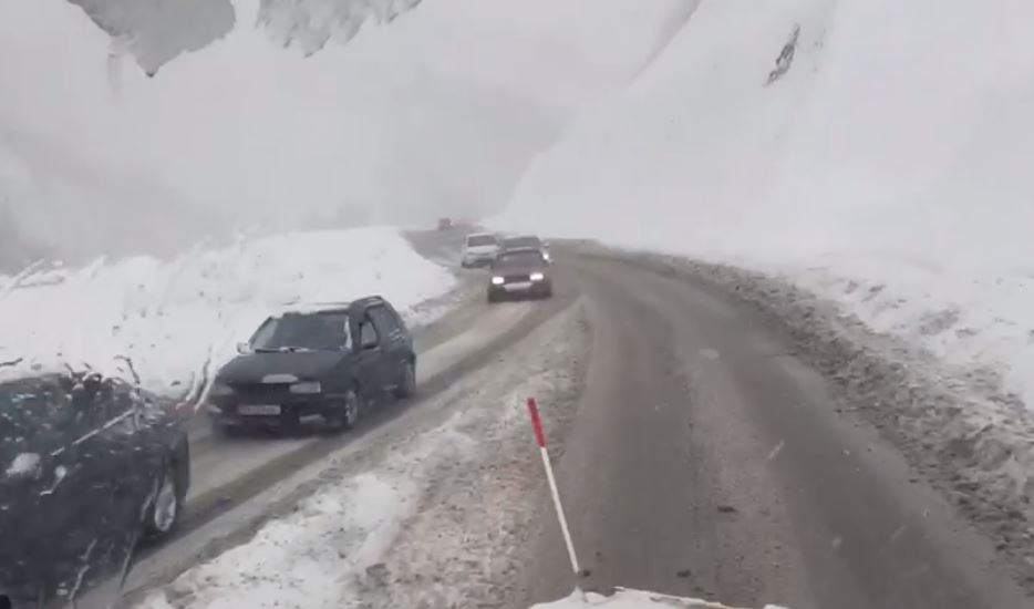По данным Департамента автомобильных дорог, на скоростной магистрали и на перевале Рикоти идет сильный снегопад