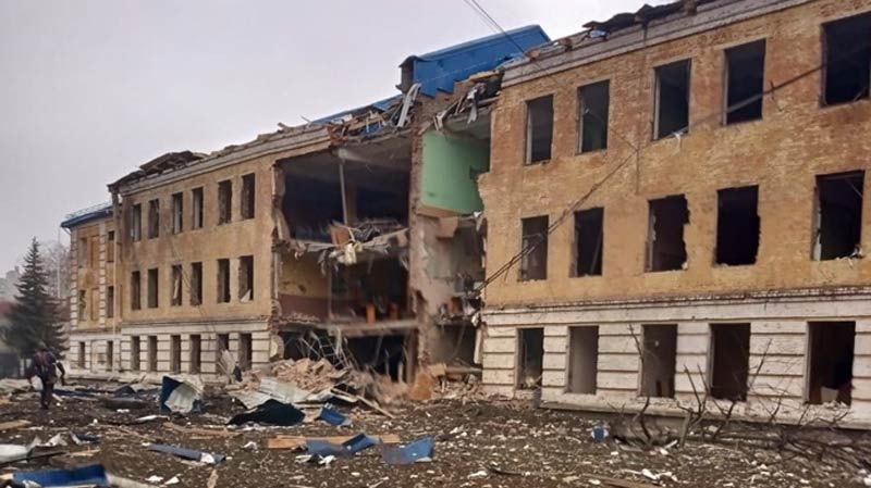 По данным украинских СМИ, в Сумской области российские войска сбросили авиабомбы на жилые дома, среди погибших есть дети