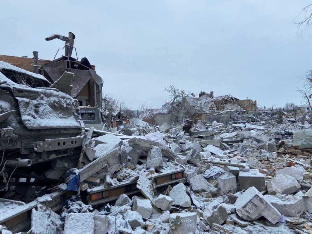 По данным украинских СМИ, в результате авиаудара в Сумах погибли не менее 18 человек