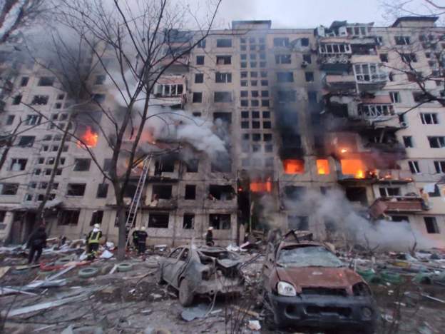 По информации СМИ, в результате бомбардировки жилого дома в Киеве возник пожар
