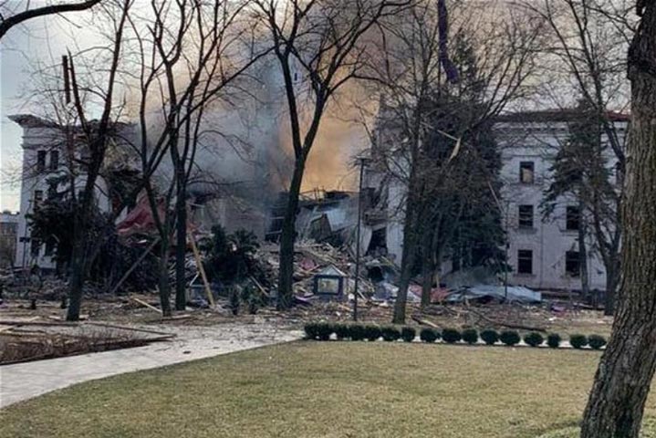 По информации народного депутата Украины, убежище Мариупольского драмтеатра выдержало удар с воздуха, находившиеся там выжили