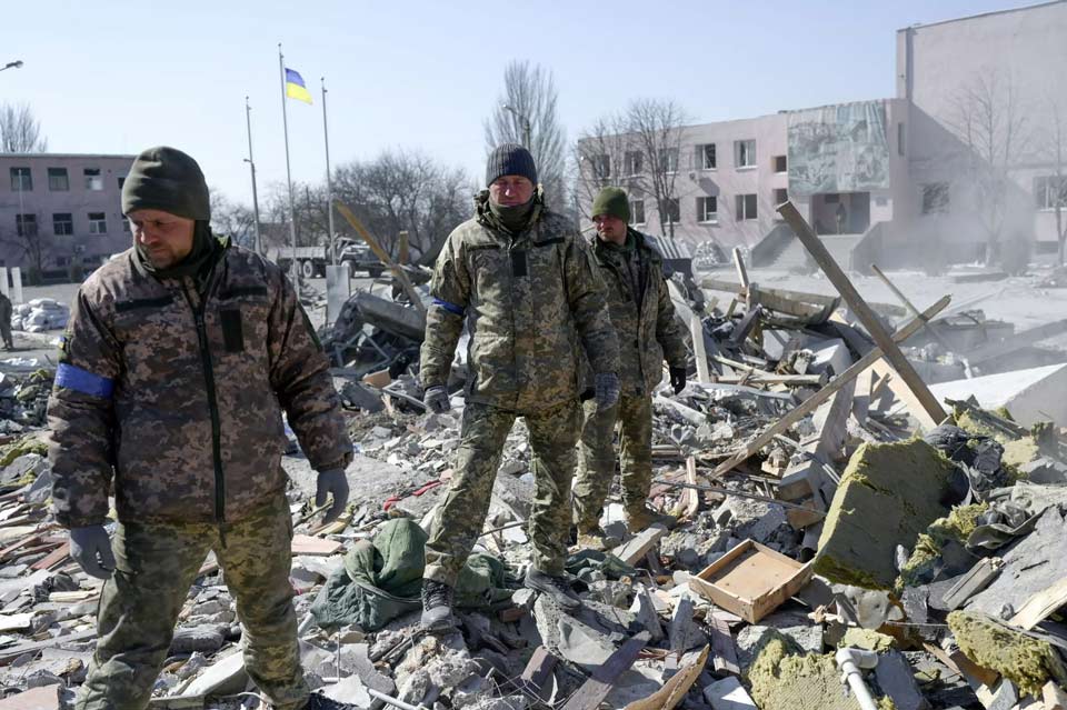 France-Presse - Из-под завалов казармы в Николаеве, подвергшейся российской бомбардировке, извлечены тела не менее украинских 50 солдат