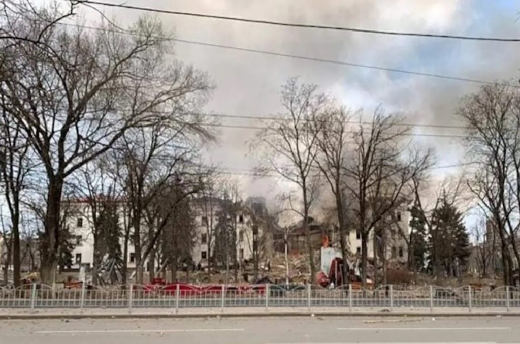 По сообщению Мариупольского горсовета, российские войска разбомбили здание школы, где укрывались до 400 человек
