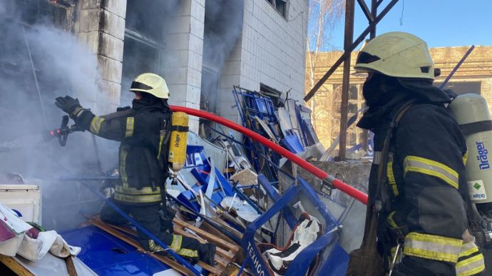 В результате обстрела Оболонского района Киева загорелись два дома, есть пострадавшие
