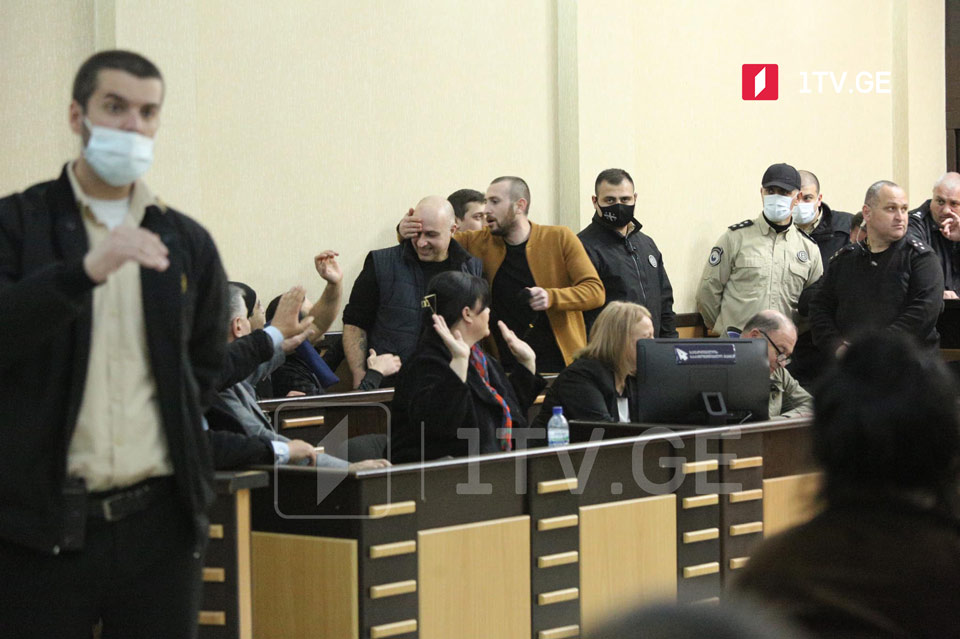 Суд признал обвиняемых виновными в насилии и воспрепятствовании профессиональной деятельности представителей СМИ, в том числе оператора Первого канала