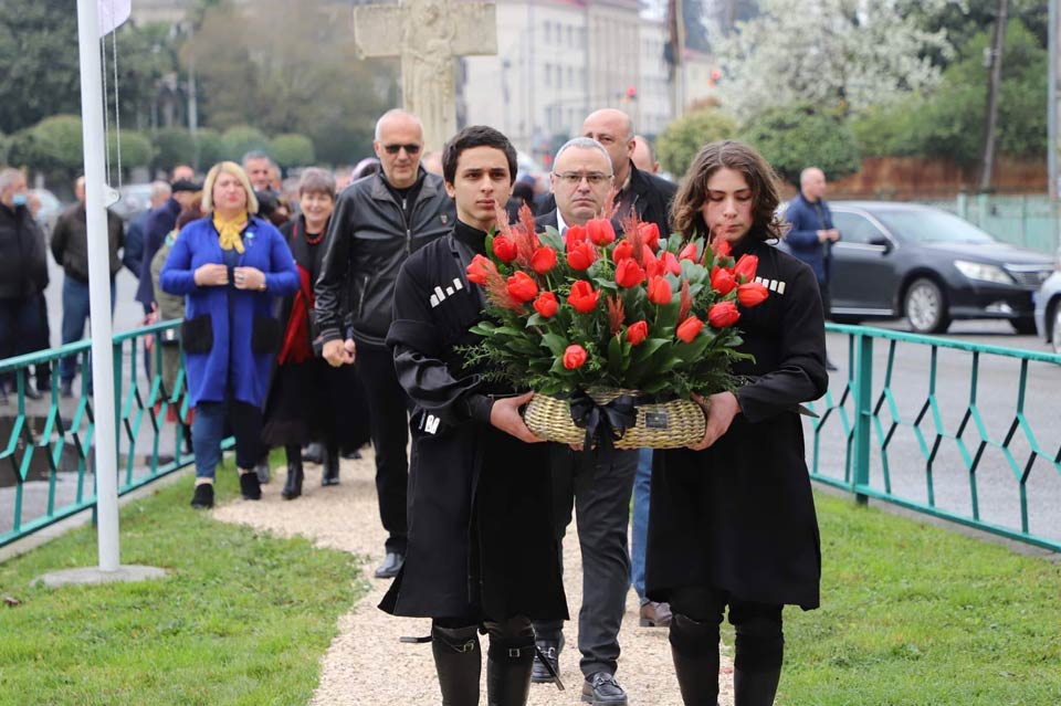 Zuqdididə yerli hakimiyyət nümayəndələri 9 Apreldə həlak olanların xatirəsini yad etdilər