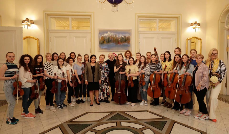 Участницы Львовского симфонического оркестра провели предконцертную репетицию в резиденции президента Грузии