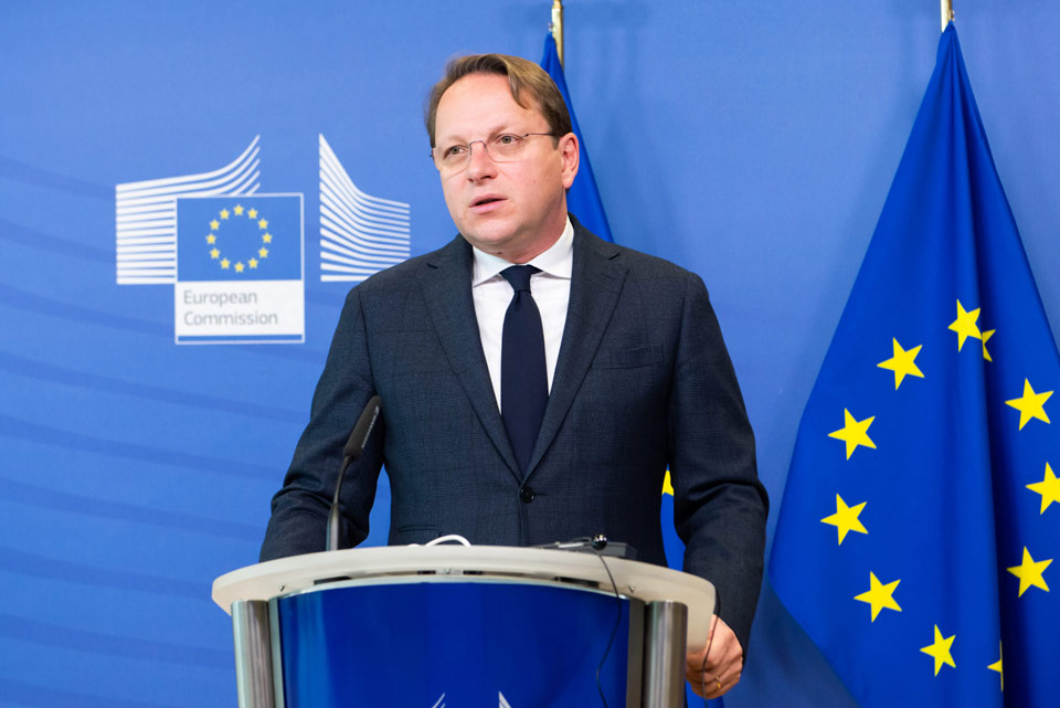 Еврокомиссар Оливер Вархей передаст сегодня анкету о заявке Грузии и Молдовы о членстве в ЕС