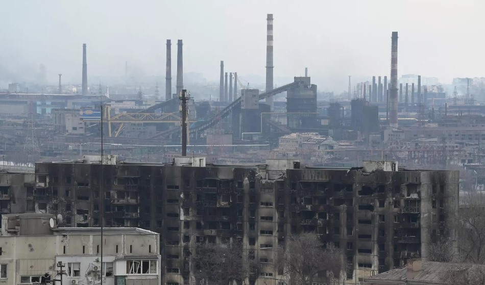 Министерство обороны России заявляет, что готово отпустить мирных жителей, укрывающихся на заводе "Азовсталь" в Мариуполе