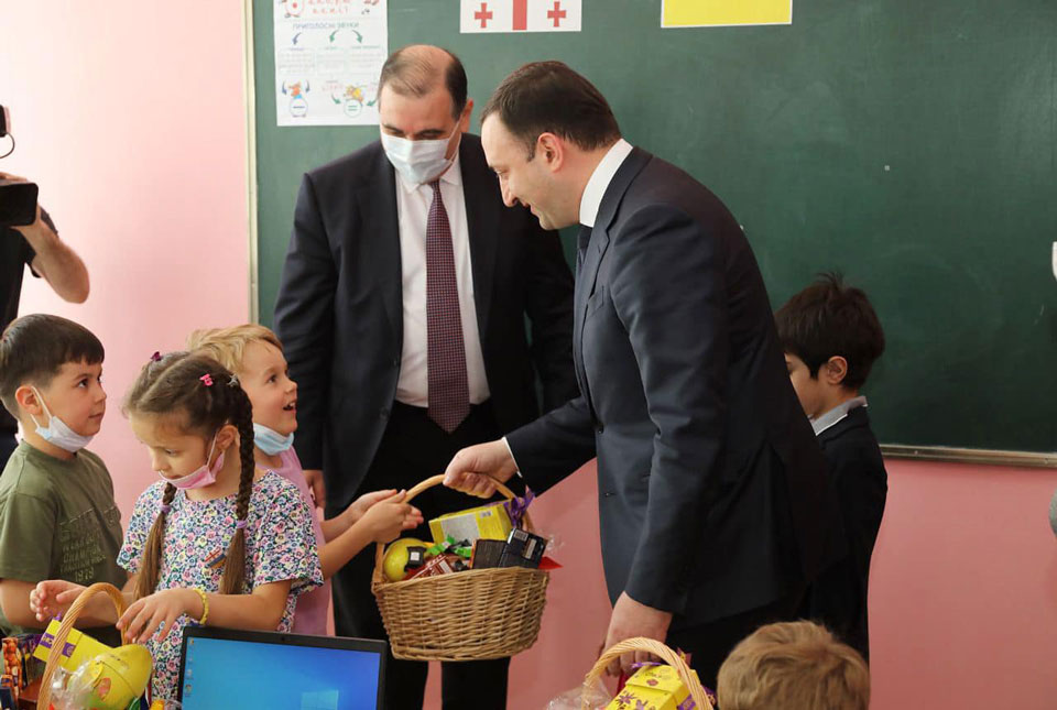 PM visits Ukrainian students, gives them Easter gifts