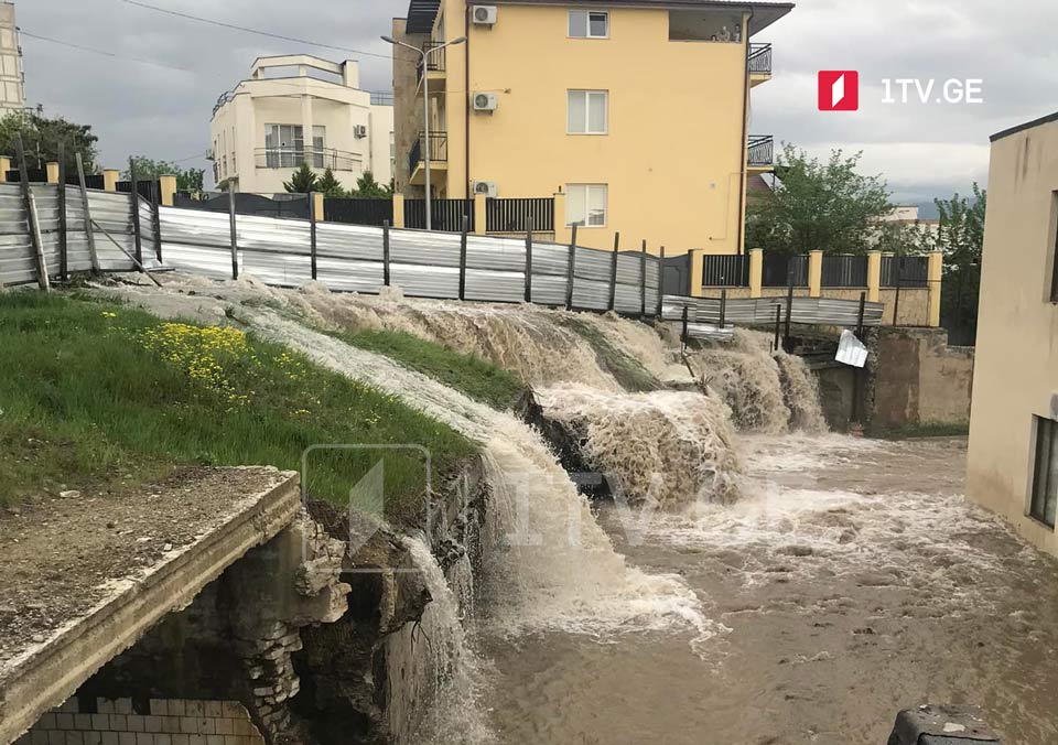 Marşal Gelovani prospektində su borusunun zədələnməsi səbəbindən nəqliyyatın hərəkəti birtərəfli mümkündür