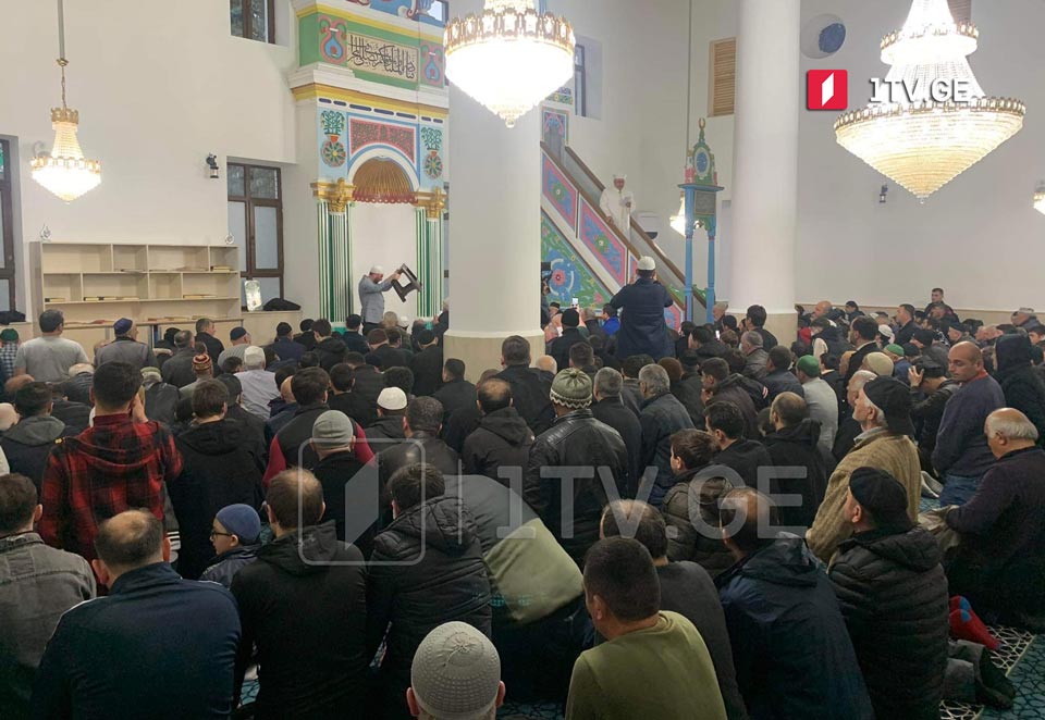 По случаю Рамадан-Байрам, муфтий Грузии Адам Шантадзе провел праздничную молитву в центральной мечети Батуми