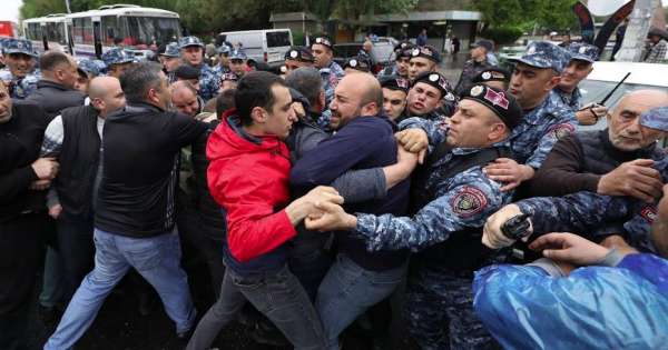 По информации СМИ, участники акции в Ереване пытались перекрыть несколько улиц, задержаны около 70 человек
