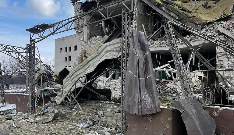 По информации СМИ, под развалинами дома в Изюме найдены тела 44 мирных жителей