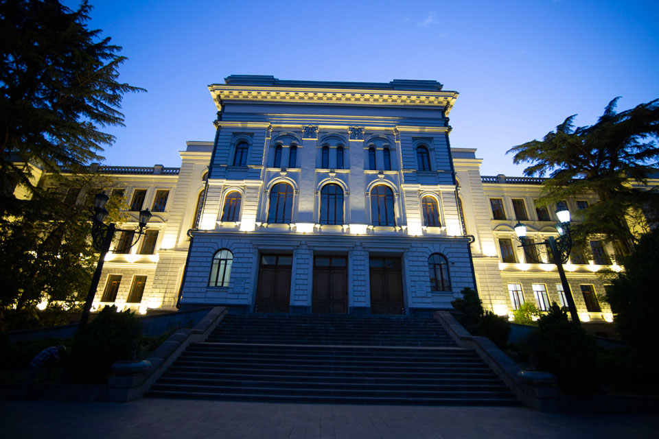 İvane Cavaxişvili adına Tbilisi Dövlət Universitetində yaz semestrində tədris prosesinin mayın 13-dən qarışıq, hibrid formatda keçiriləcəyi bildirilir
