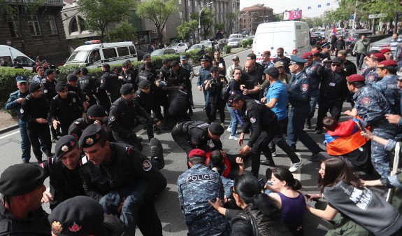 По информации СМИ, во время антиправительственного митинга в Ереване задержано 352 человека