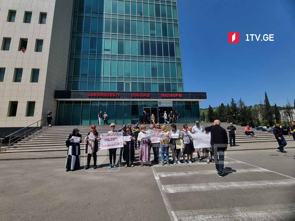 Сторонники Михаила Саакашвили проводят акцию возле клиники «Вивамеди»