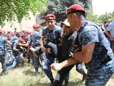 Шәамахьтәылатәи АИХ адыррақәа рыла, Ереван апротесттә акциаан 111ҩык активистцәа аанкылан