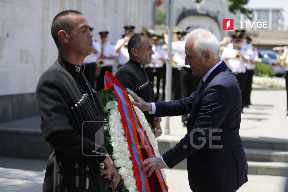 Ermənistan prezidenti Gürcüstanın birliyi uğrunda həlak olan qəhrəmanların xatirəsinə ucaldılmış abidənin önünə əklil qoyub [Şəkil]