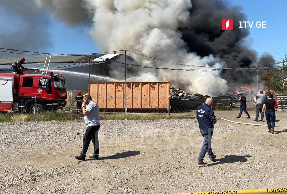 Пожар на рынке вторичных автозапчастей в Исани потушен