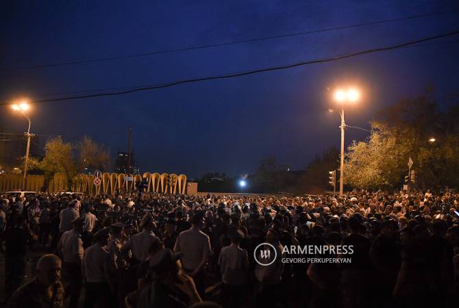 Երևանում Կառավարական առանձնատան մոտ ցուցարարների և ոստիկանների միջև բախումների հետևանքով մի քանի մարդ վիրավորվել է, կան ձերբակալվածներ