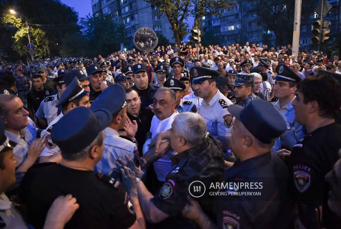 По данным СМИ, число пострадавших в результате противостояния на митинге в Ереване возросло до 60 человек