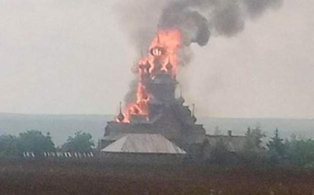 Rusiya qüvvələri tərəfindən bombalama nəticəsində, Donetsk diyarında yerləşən Svyatohirski Lavrasına yanğın əmələ gəldi