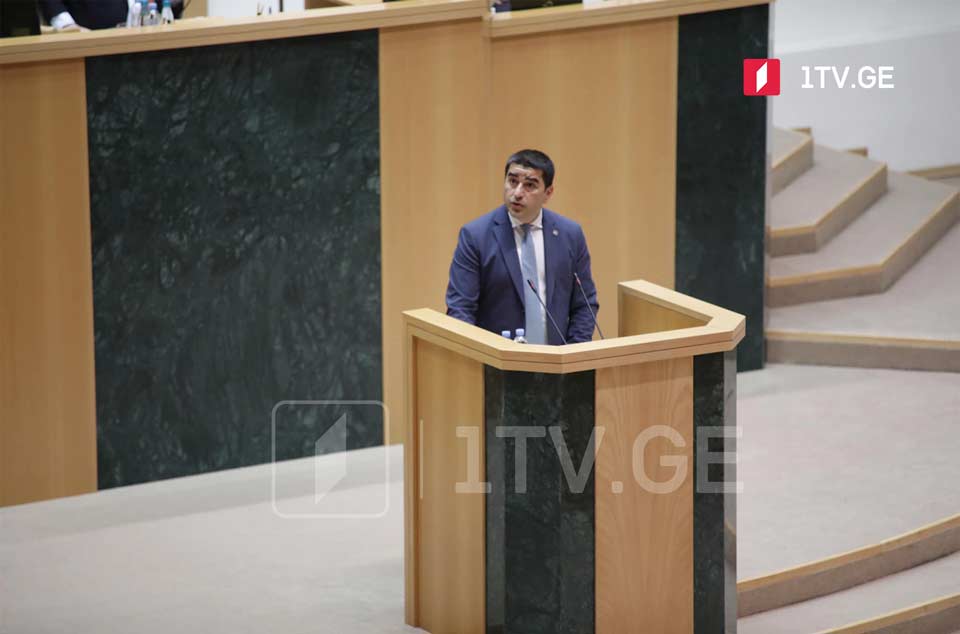 Şalva Papuaşvili - Parlament jurnalistlərinə təşəkkürlər, 21-ci əsrdə söz və təsvir böyük gücə malikdir, bu gücə yüksək məsuliyyətlə yanaşmağınızı arzu edirəm