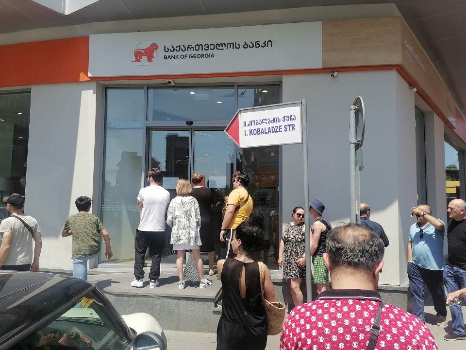 В батумский филиал "Банка Грузии" ворвался грабитель, нападавший задержан