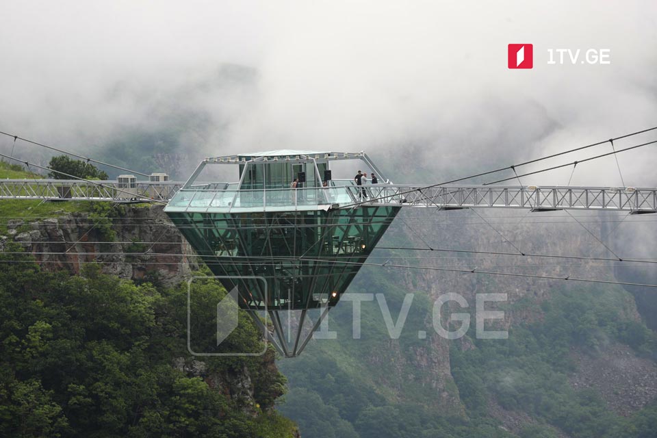 В Цалкском каньоне открылся 240-метровый стеклянный мост [фото]