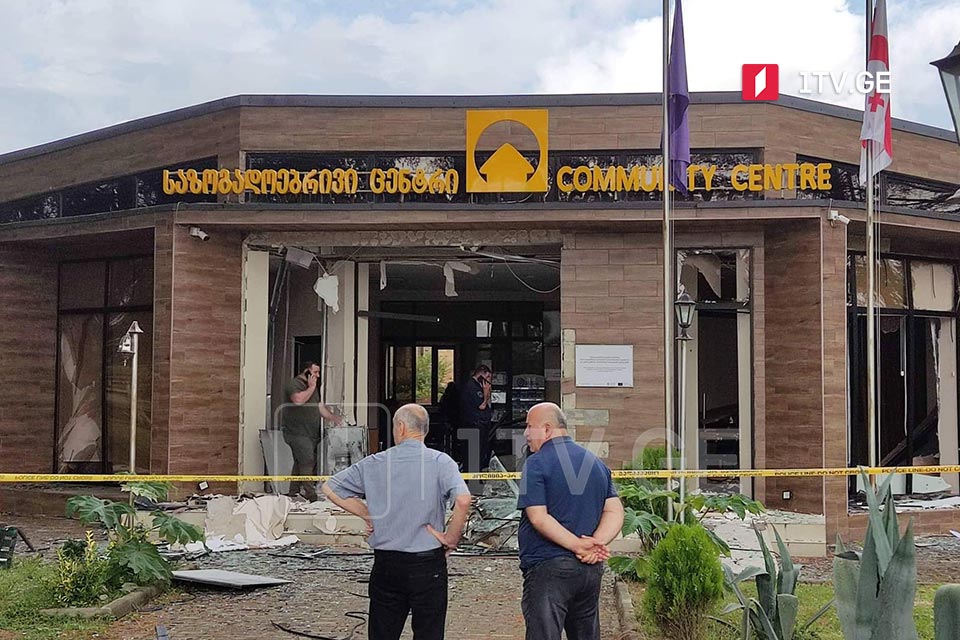 Çxorosğunun Lesiçine kəndində, İctimai Xidmətlər Mərkəzinin foyesində pul yükləmə aparatını partlatdılar