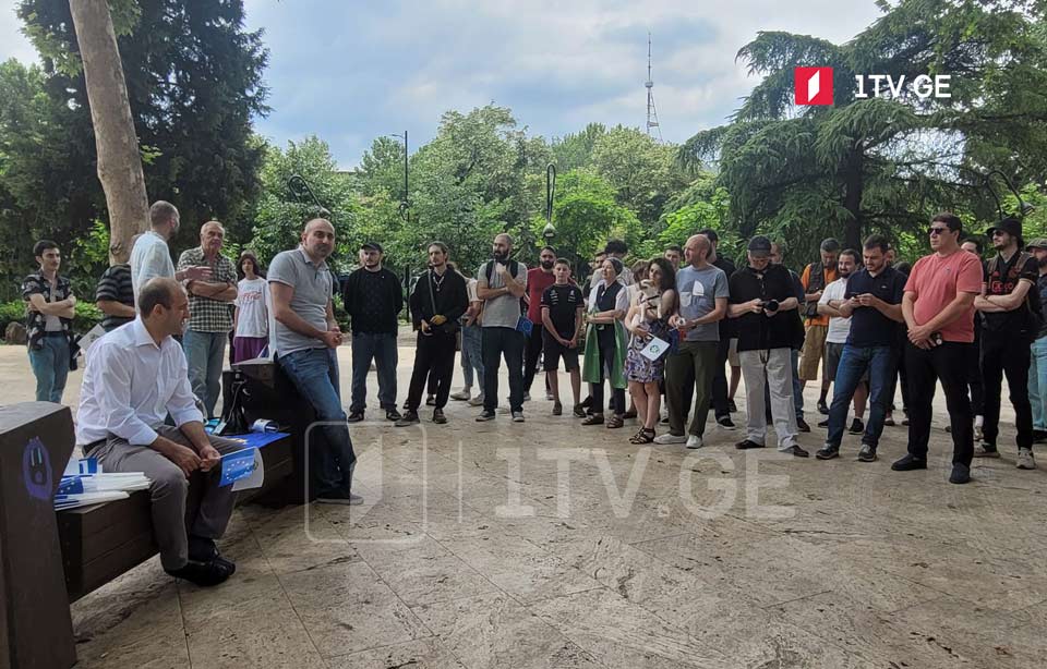 Партия «Гирчи» провела акцию «Только для Европы» в саду Деда Эна