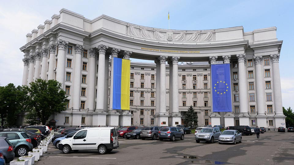 Ukrayna Suriya ilə diplomatik əlaqələri kəsir, ona ticarət embarqosu və iqtisadi sanksiyalar tətbiq edir
